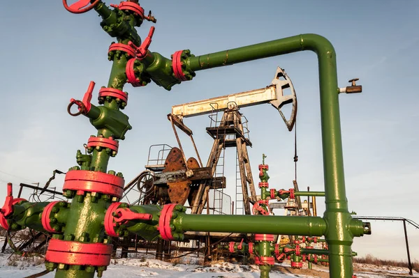 Grupo de cabeza de pozo. Campo petrolífero con suelo de arena . —  Fotos de Stock