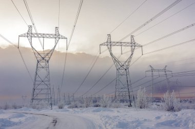 Yükseklik gerilim güç iletim kulesi