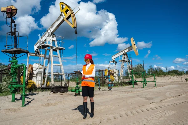 Ingeniera en el campo petrolífero —  Fotos de Stock