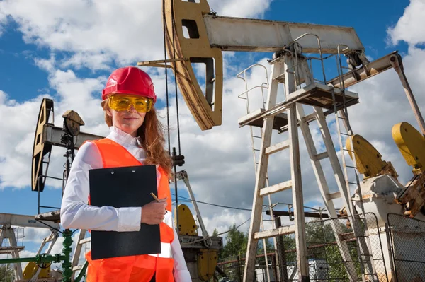 Женщина-инженер на нефтепромысле — стоковое фото