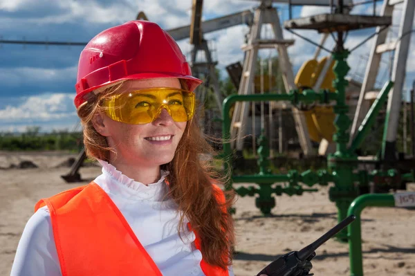 Woman engineer in the oilfield — Stock Photo, Image