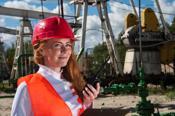 Ingeniera en el campo petrolífero — Foto de Stock