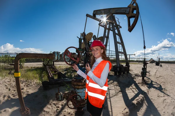 Ingenieur van de vrouw in het olieveld — Stockfoto