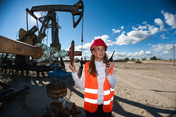 Mulher engenheira no campo petrolífero — Fotografia de Stock