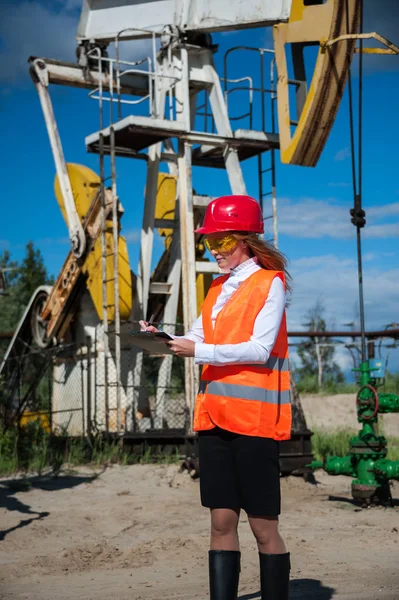 Ingenieurin im Ölfeld — Stockfoto