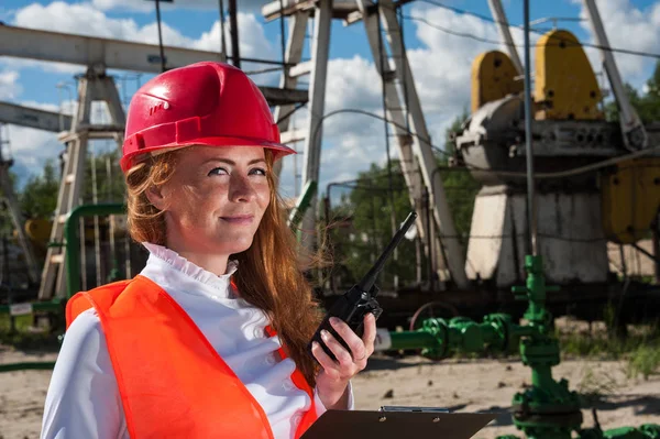 Woman engineer in the oilfield — Stock Photo, Image