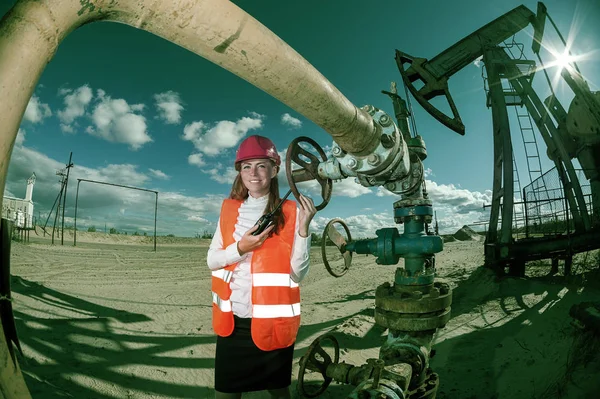 Γυναίκα μηχανικός στην κοιτασμάτων πετρελαίου — Φωτογραφία Αρχείου