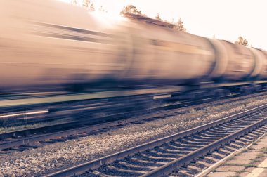 Hareketli petrol tankları ile tren.