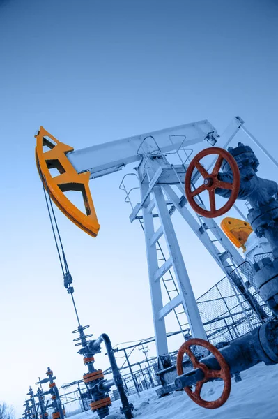 Olie pomp jack en putrand in het olieveld — Stockfoto