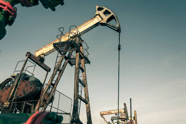 Jack pompy oleju i odwiertu na polu naftowym — Zdjęcie stockowe