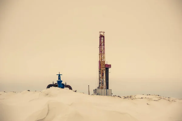 Oil rig and wellhead in the oilfiled — Stock Photo, Image