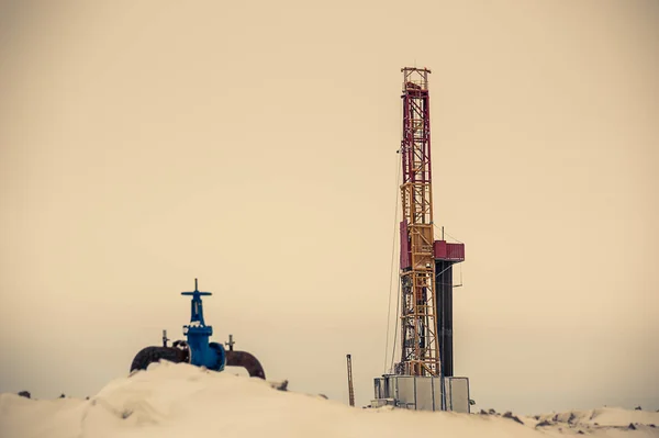 Prise de pompe et plate-forme pétrolière situées dans la forêt . — Photo