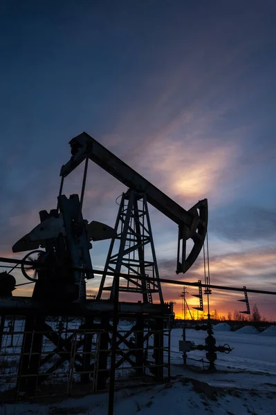 オイルポンプ。石油と天然ガスのコンセプト. — ストック写真
