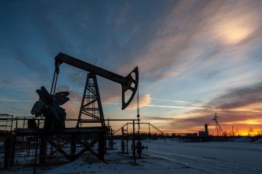 Yağ pompası, günbatımı gökyüzü arka plan.