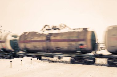 Hareketli petrol tankları ile tren.