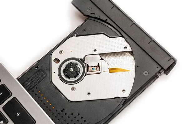 Abrir unidad de disco óptico CD / DVD en un portátil . — Foto de Stock