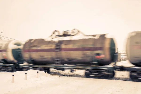 Treno con serbatoi di petrolio in movimento . — Foto Stock