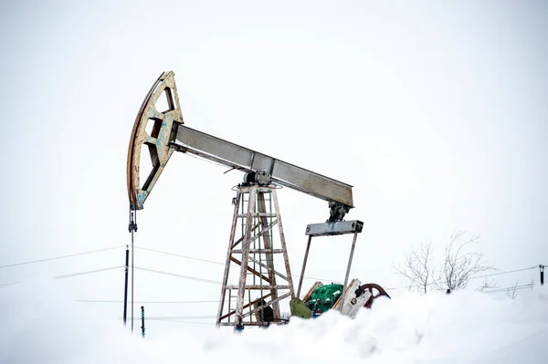 Pump Jack på ett oljefält. — Stockfoto