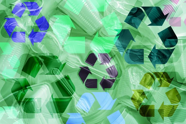 Vaisselle en plastique jetable et panneau de recyclage sur un fond clair de couleurs vertes. Minimaliste écologiquement propre nature morte. Pop Art. Et concept de problème écologique . — Photo