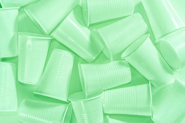 Plastic wegwerpbekers op een witte achtergrond. Minimalistisch ecologisch schoon stilleven. Groene technologie en ecologisch probleemconcept. — Stockfoto