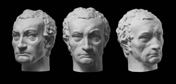 Trzy gipsowe kopie starożytnej rzeźby Gattamelata, Erasmo di Narni, głowa odizolowana na czarnym tle. Tynk rzeźba człowiek twarz. — Zdjęcie stockowe