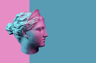 Çağdaş sanat konsepti kolajı. Antik heykel kafası, zine kültür tarzında. Güzel bir yüz genç bayan..