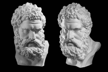 İki Herkül büstü. Herkül baş heykeli, siyah üzerine izole edilmiş bir heykelin alçı kopyası. Zeus 'un oğlu. Antik kahraman heykeli.