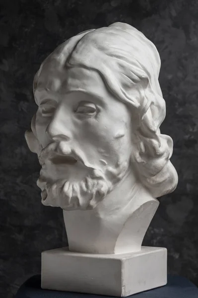 Gipsowe kopię starożytnego posągu Jana Chrzciciela głowę na ciemnym tle teksturowane. Gipsowy rzeźba twarz człowieka. — Zdjęcie stockowe