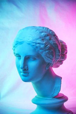 Venus de Milo heykeli. Antik Yunan heykeli Venüs veya Afrodit kafası olan yaratıcı renkli neon imge. Webpunk, buhar dalgası ve gerçeküstü sanat tarzı. Pembe ve mavi duoton efektleri.