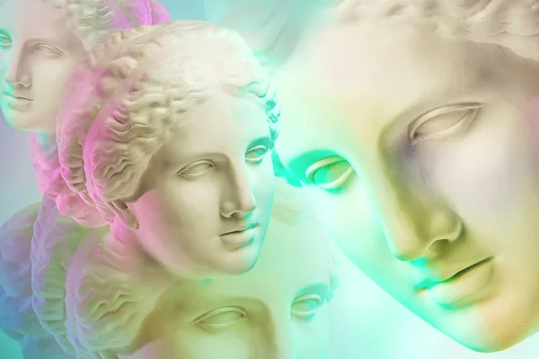 Staty av Venus de Milo. Kreativa koncept färgglada neon bild med antika grekiska skulptur Venus eller Afrodite huvud. Webpunk, vaporwave och surrealistisk konststil. Rosa och grön duoton effekter. — Stockfoto