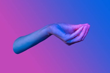 Bir pop sanat kolajı tarzında neon renkli verin. Posterler, afişler, duvar kağıtları için insan avuç içiyle modern psikedelik yaratıcı öğeler. Uzayı metin için kopyala. Dergi tarzı şablon. Zine kültürü.