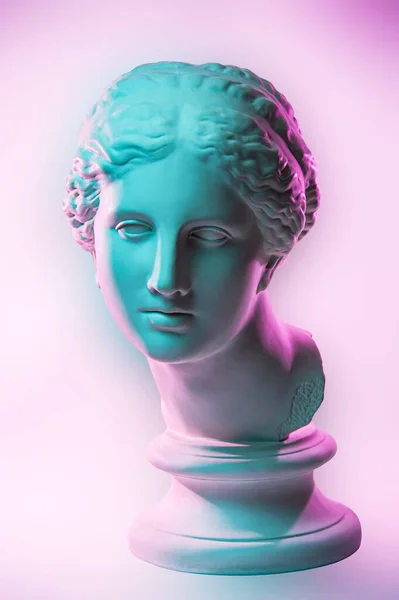 Estatua de Venus de Milo. Concepto creativo colorida imagen de neón con la antigua escultura griega Venus o Afrodita cabeza. Webpunk, vaporwave y estilo de arte surrealista. Efectos duotónicos rosa y verde . —  Fotos de Stock