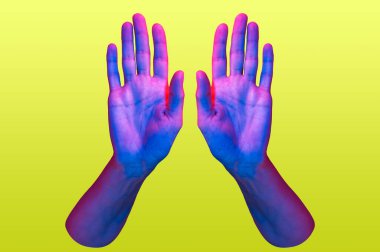 Bir pop sanat kolajı tarzında iki el neon renkli. Posterler, afişler, duvar kağıtları için insan avuç içiyle modern psikedelik yaratıcı öğeler. Uzayı metin için kopyala. Dergi tarzı. Zine kültürü.