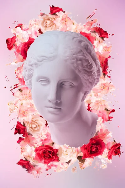 Hermosa cara femenina joven y flores de colores. Busto antiguo de yeso de Venus en una corona floral. Belleza primavera y verano modelo chica con ramo fresco . —  Fotos de Stock