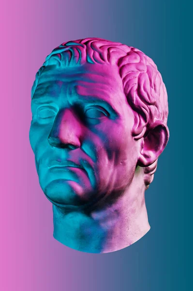 Staty av Julius Caesar Octavianus Augustus. Kreativt koncept färgstark neon bild med antik romersk skulptur Guy Julius Caesar Octavian Augustus huvud. Cyberpunk, vaporwave och surrealistisk konststil. — Stockfoto