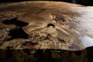 Karaağaç ağacının ahşap yüzey kesiti. Canlı levha dokusu. Saf karaağaç ahşap masa, epoksi reçine dolu. Ahşap tezgah. Ahşap işçiliği, marangozluk, mobilya üretimi. Sığ alan derinliği.