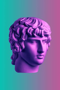 Popüler sanat tarzında insan yüzünün alçıdan yapılmış antik heykelinin kolajı. Antik heykel kafalı yaratıcı renkli neon görüntü. Cyberpunk, webpunk ve sürreal tarzı poster.