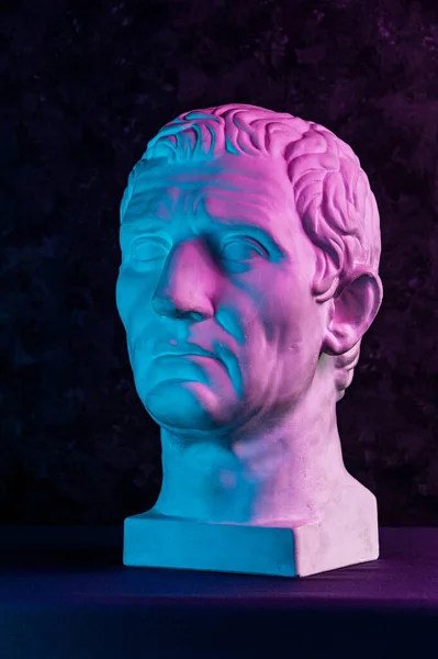 ユリウス・シーザー・オクタビアン・アウグストゥス像。古代ローマの彫刻ガイ・ユリウス・シーザー・オクタビアンオーガスタスヘッドと創造的なコンセプトカラフルなネオンイメージ。サイバーパンク、バーベキュラム、シュールなアートスタイル. — ストック写真