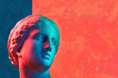 Venus de Milo heykeli. Antik Yunan heykeli Venüs veya Afrodit kafası olan yaratıcı renkli neon imge. Stucco alçı dokusu. Kırmızı ve mavi duoton efektleri.