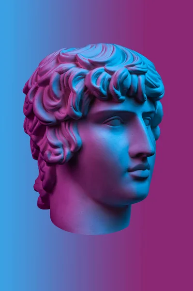 Colagem com escultura de gesso antigo do rosto humano em um estilo pop art. Imagem de néon colorido de conceito criativo com cabeça de estátua antiga. Cyberpunk, webpunk e cartaz de estilo surreal . — Fotografia de Stock