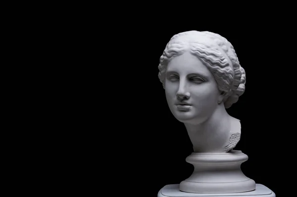 Gipsum kopie van oude witte beeld van buste van Venus met zwarte achtergrond .gips sculptuur vrouw gezicht. De godin van de liefde in de Griekse mythologie. Renaissance tijdperk. — Stockfoto