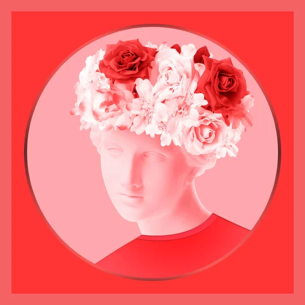 Όμορφο νεαρό θηλυκό κόκκινο πρόσωπο και πολύχρωμα λουλούδια. Γύψος αντίκα προτομή της Αφροδίτης σε ένα φλοράλ στεφάνι. Ομορφιά άνοιξη και το καλοκαίρι μοντέλο κορίτσι με φρέσκο μπουκέτο. — Φωτογραφία Αρχείου