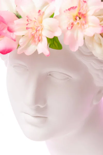 Hermosa cara blanca femenina joven y flores coloridas. Busto antiguo de yeso de Venus en una corona floral. Belleza primavera y verano modelo chica con ramo fresco . —  Fotos de Stock