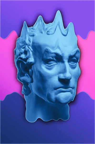 Colagem com escultura de gesso antigo do rosto humano em um estilo pop art. Imagem de néon colorido de conceito criativo com cabeça de estátua antiga. Cultura Zine. Cyberpunk, webpunk e cartaz de estilo surreal . — Fotografia de Stock