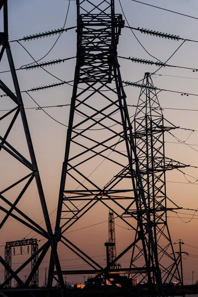 Strommast mit Drähten vor Sonnenuntergang. Sendemast. Stromleitungen an einem bunten Sonnenuntergang. Nahaufnahme Hochspannungsleitungen Silhouette. Hochspannungs-Strommast. — Stockfoto