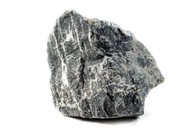 Beyaz arka planda izole edilmiş, koyu gri, tek bir doğa taşı. Büyük granit yükseltilmiş kaya. Ön manzara. Yumuşak gölgeli. Şekilsiz. Kaynak oluşturuluyor. Çiğ.