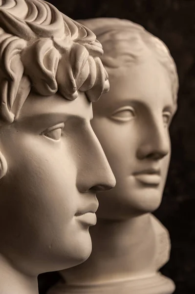 Groupe bustes de gypse de statues antiques têtes humaines pour les artistes sur un fond sombre. Sculptures en plâtre de personnages antiques visages. Style Renaissance époque. Sujet académique. Blank pour la créativité . — Photo