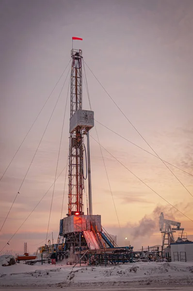 石油・ガス掘削リグ。石油・ガス業界のプラットフォーム上の石油掘削リグの操作。グローバル・コロナウイルスCOVID 19危機.石油の概念。石油価格の戦争。環境汚染. — ストック写真