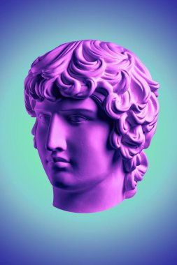 Popüler sanat tarzında genç bir adamın alçı heykeli. Antinous kafası heykeli. Antik Roma heykeli Antinous kafa ile yaratıcı renkli neon görüntü. Cyberpunk, webpunk ve sürreal stili.