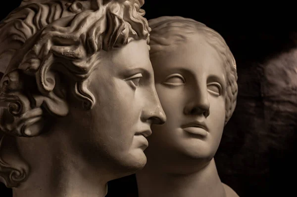 Csoportos gipsz mellszobrok ősi szobrok emberi fejek művészek sötét háttérrel. Gipsz szobrok antik emberek arcát. Reneszánsz kori stílus. Tudományos téma. Üres a kreativitáshoz. — Stock Fotó